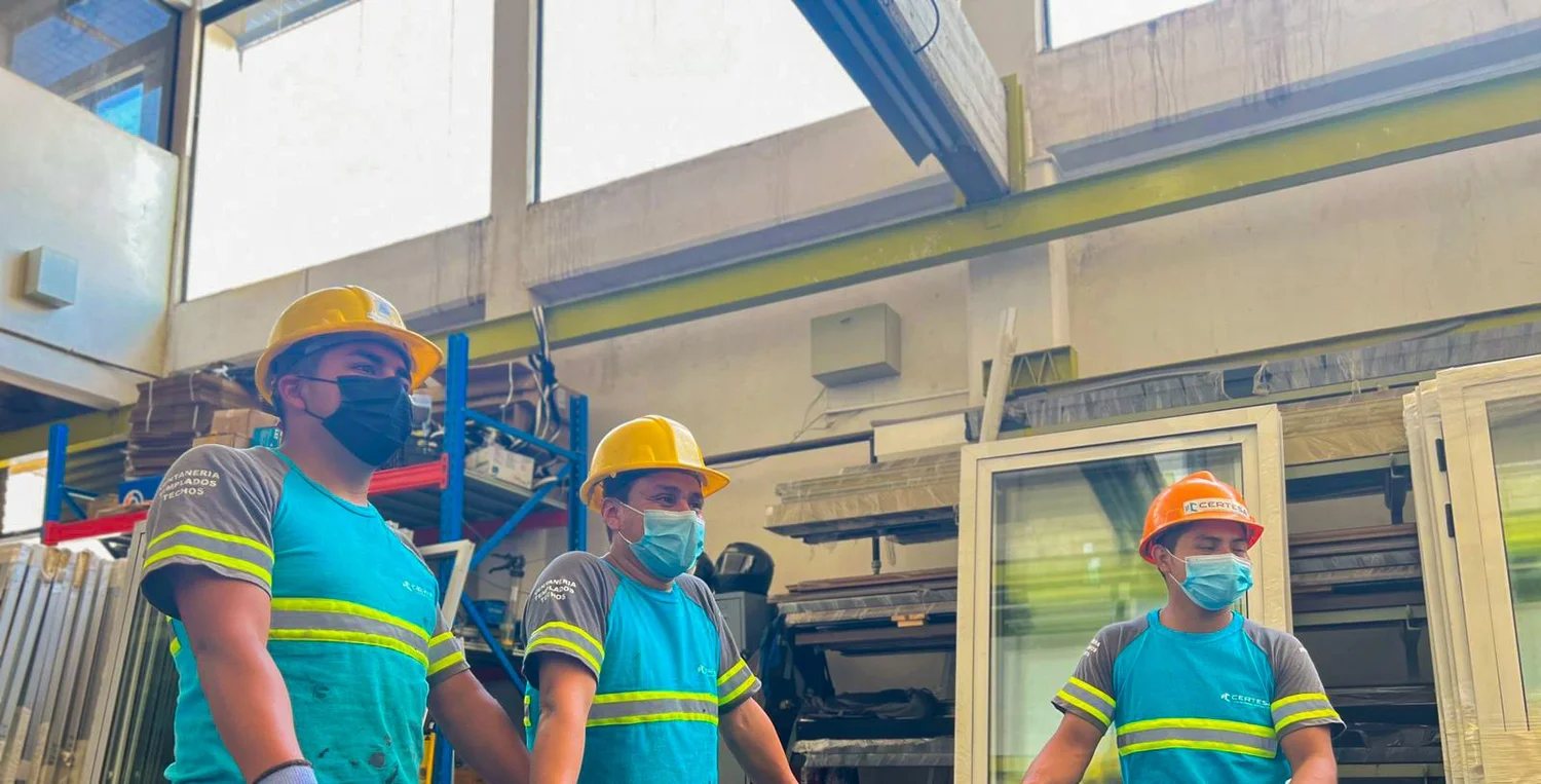 Equipo CERTESA en taller y obra